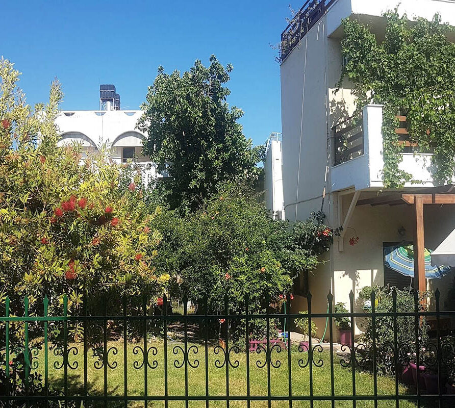 the garden of Hotel Apartments and Studios ZORBAS